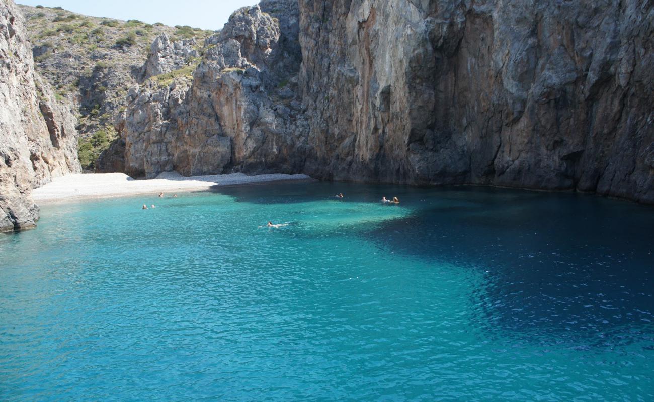 Фото Kiriakoulou beach с темная галька поверхностью