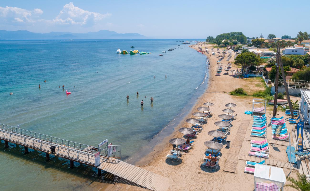 Фото Kavos beach с темный чистый песок поверхностью