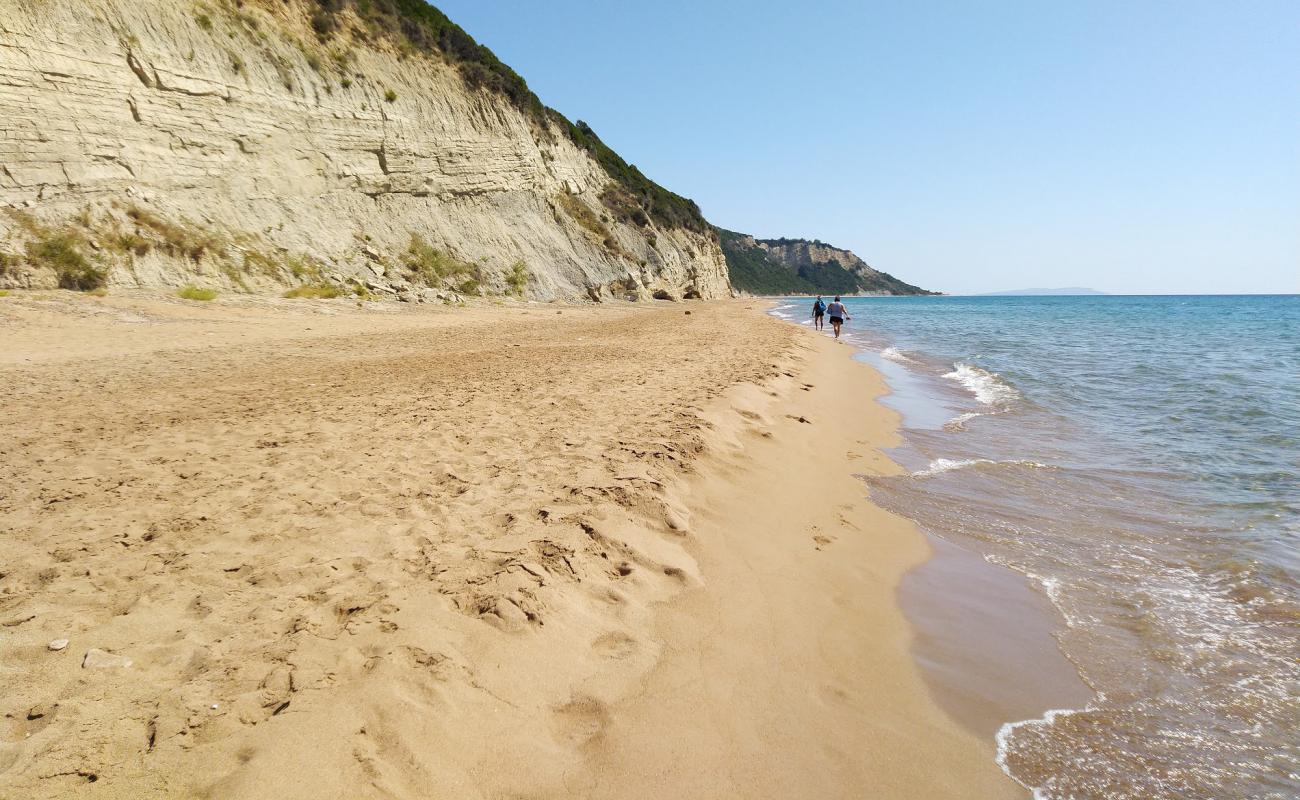 Фото Marathias beach II с золотистый песок поверхностью