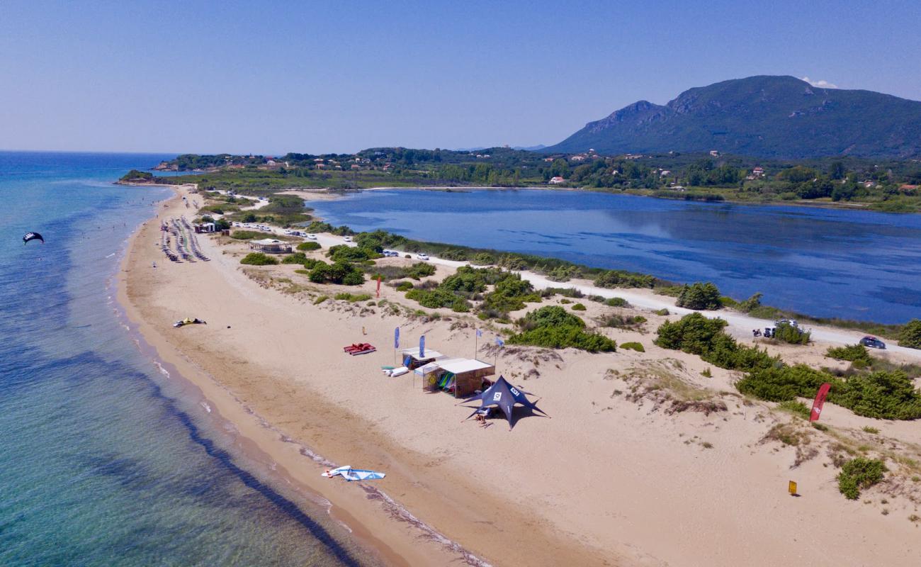 Фото Halikounas beach с золотистый песок поверхностью