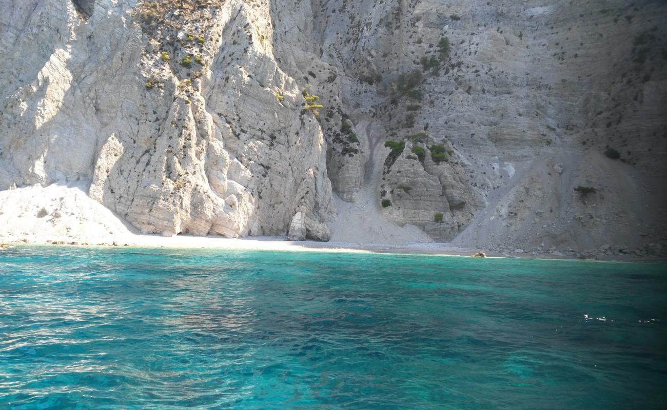 Фото Plaka beach с серая галька поверхностью