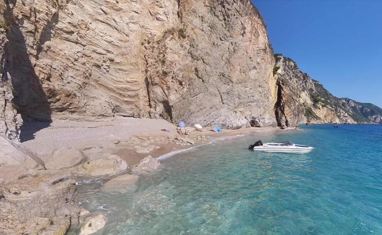 Фото Kamari beach с кристальная вода поверхностью