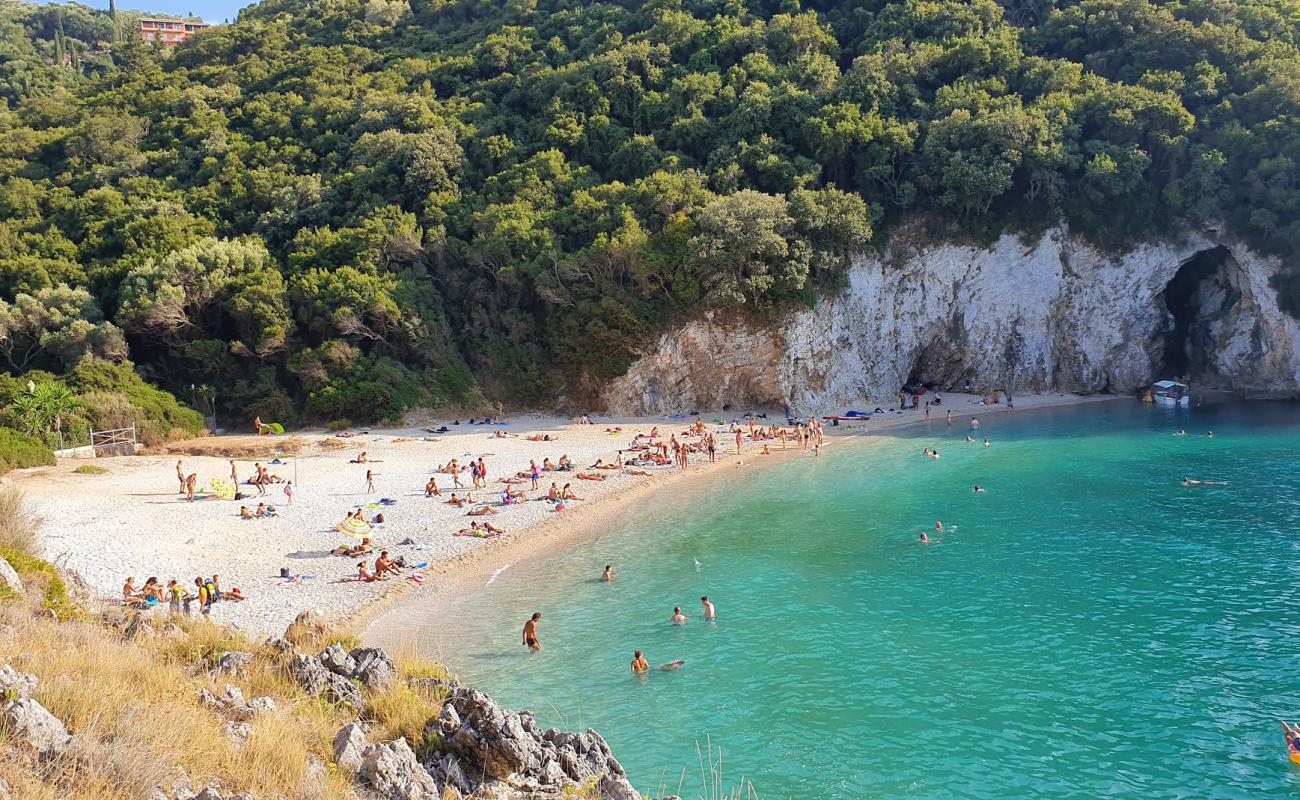 Фото Rovinia beach с песок с галькой поверхностью