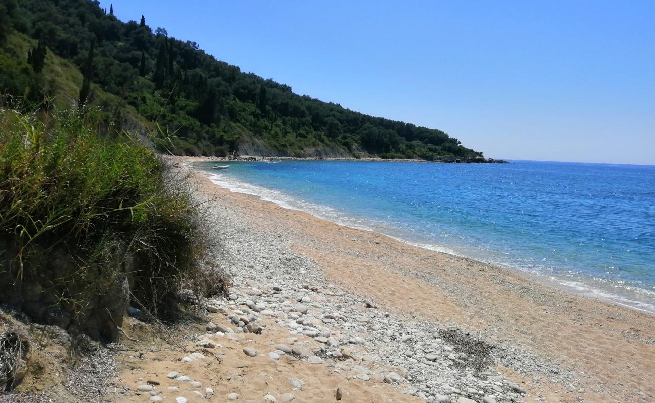 Фото Akrokiali beach с песок с галькой поверхностью