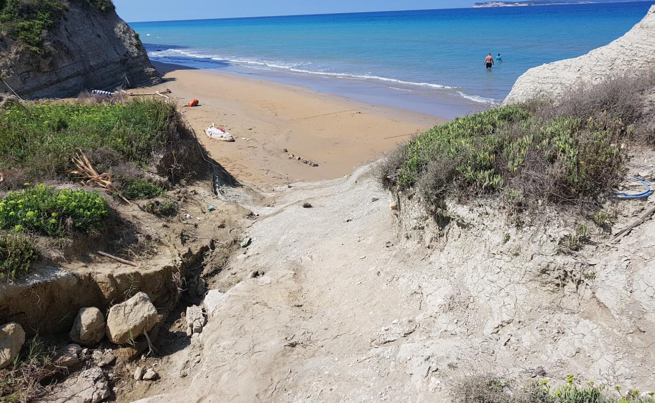 Фото Katevasidi beach с темный чистый песок поверхностью