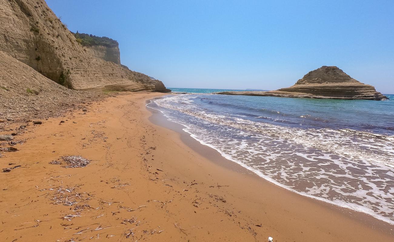 Фото Cape Drastis beach с темный чистый песок поверхностью