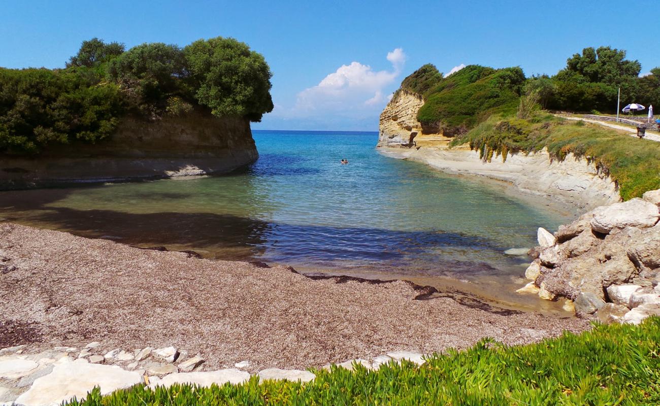 Фото Small beach с темный чистый песок поверхностью