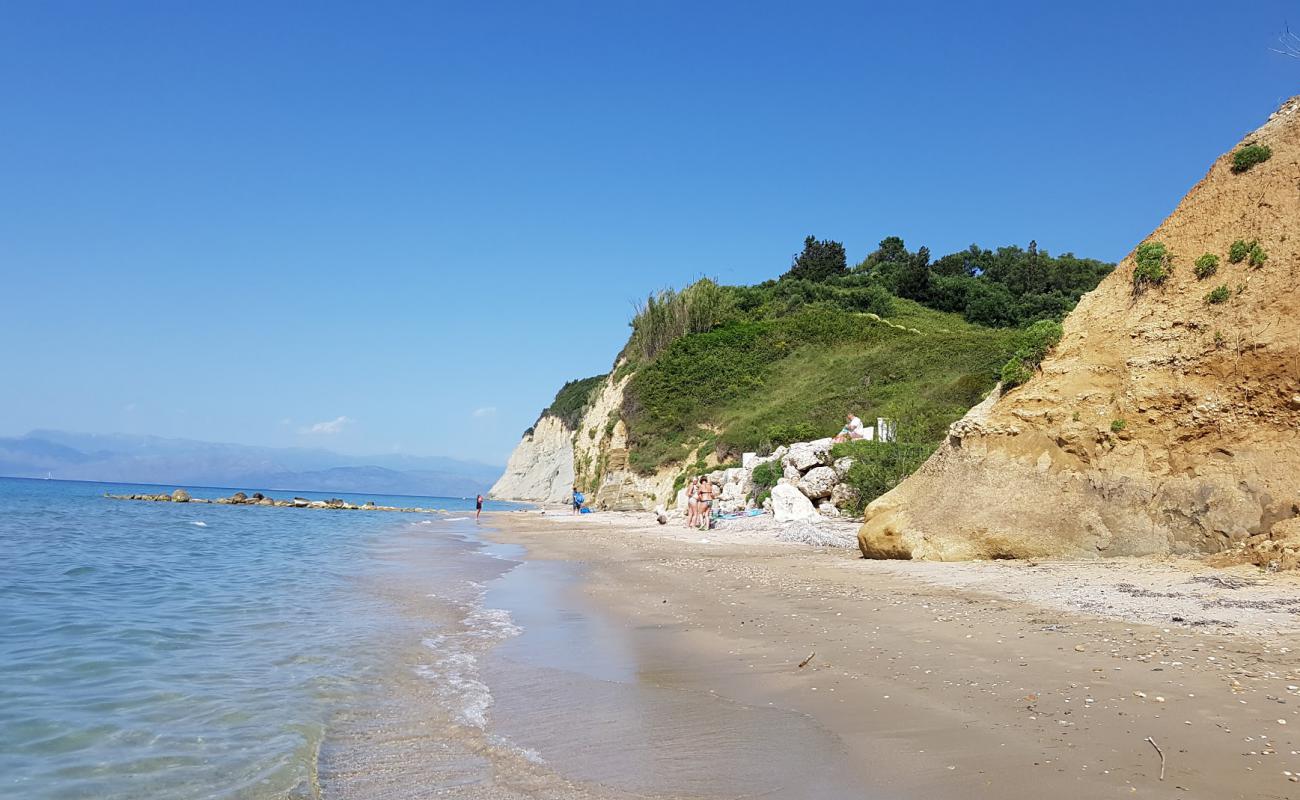 Фото Gialos beach с песок с галькой поверхностью