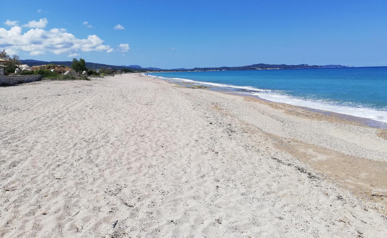 Фото acharavi beach с светлый песок поверхностью