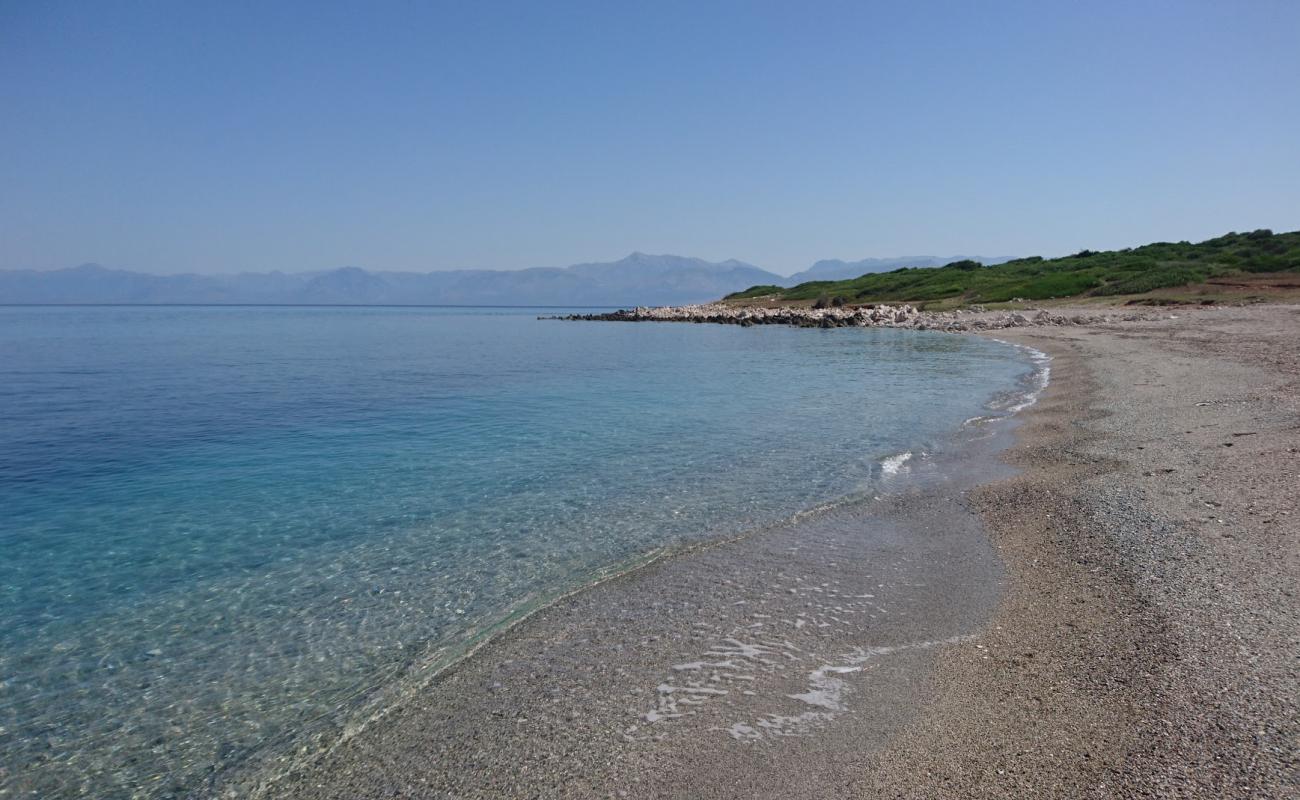 Фото Antinioti West Beach с серая чистая галька поверхностью