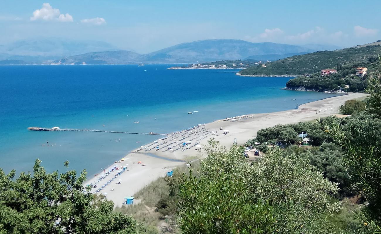 Фото Apraos Beach с золотистый песок поверхностью