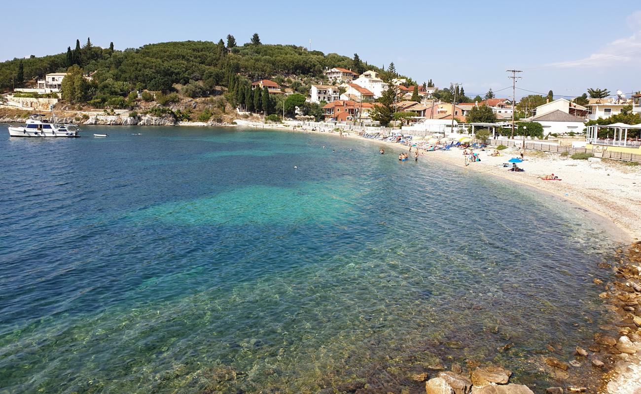 Фото Kalamionas beach с белая чистая галька поверхностью