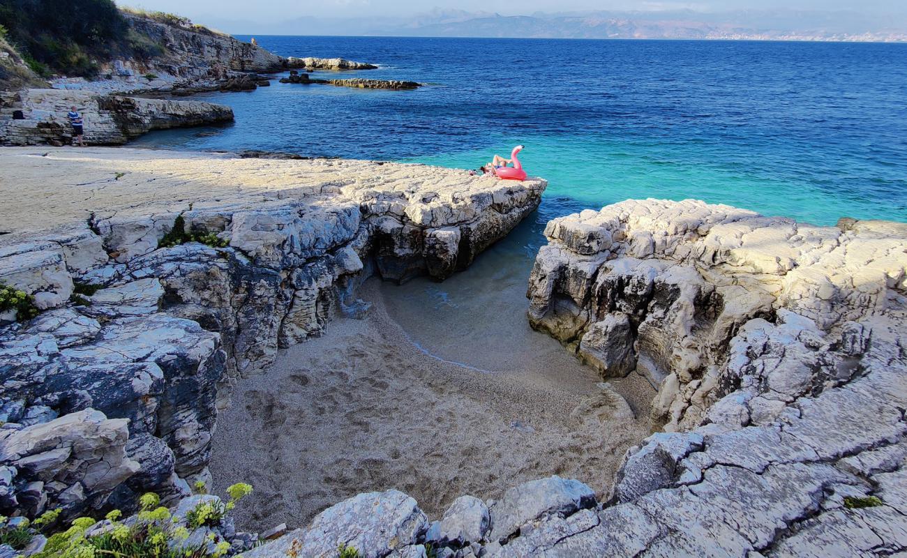 Фото Kanoni Beach с камни поверхностью