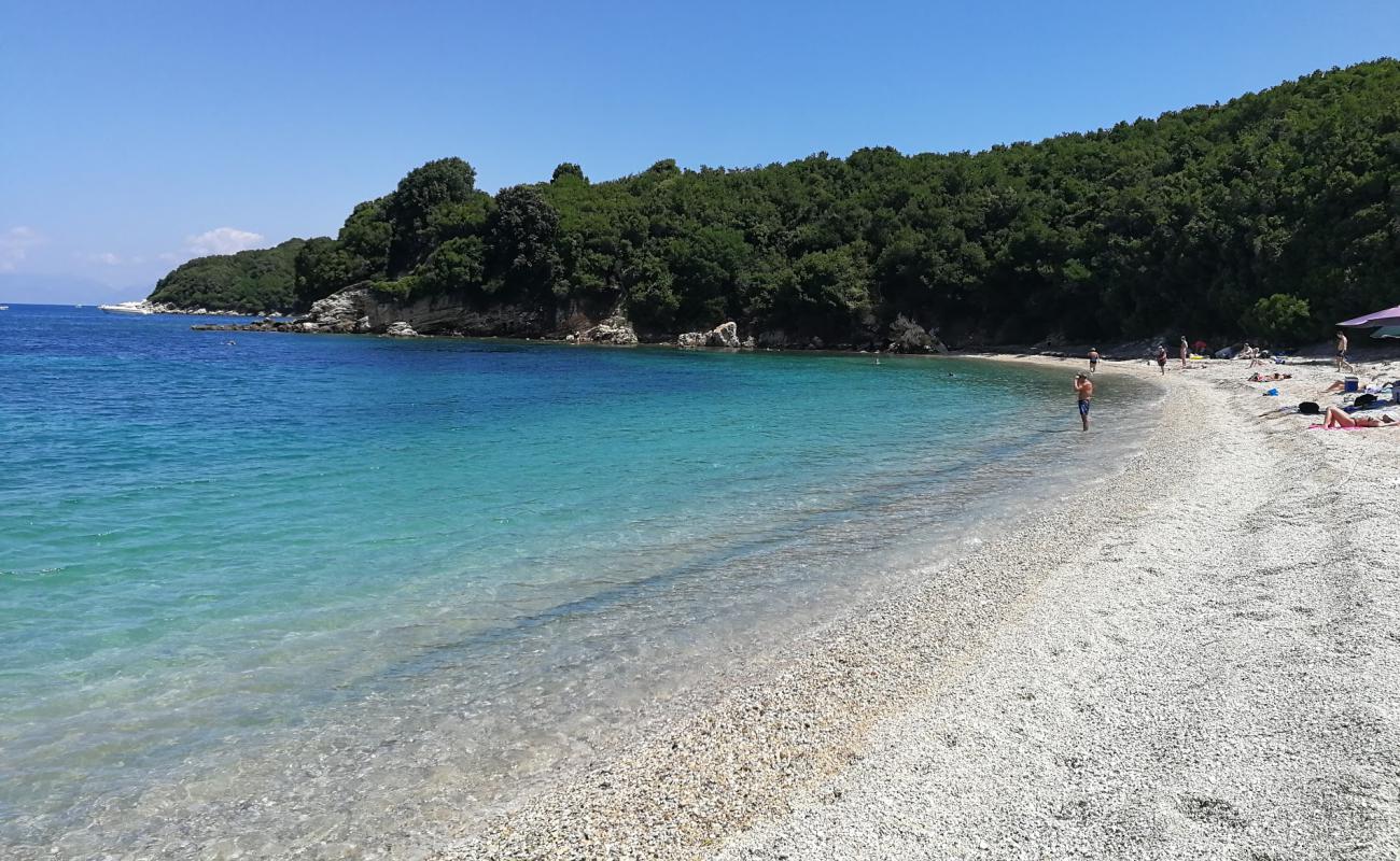 Фото Avlaki Beach с белая чистая галька поверхностью