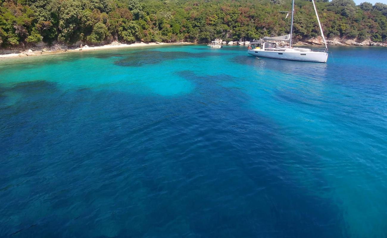 Фото Vrachli Beach с белая чистая галька поверхностью