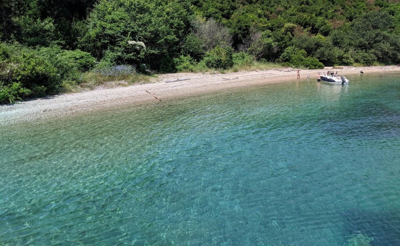 Фото Arias beach с белая чистая галька поверхностью