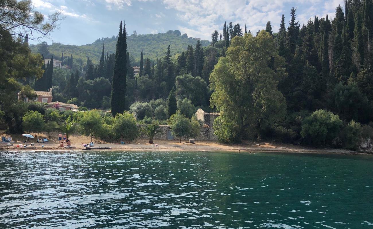 Фото Chouchoulio Beach с темная чистая галька поверхностью