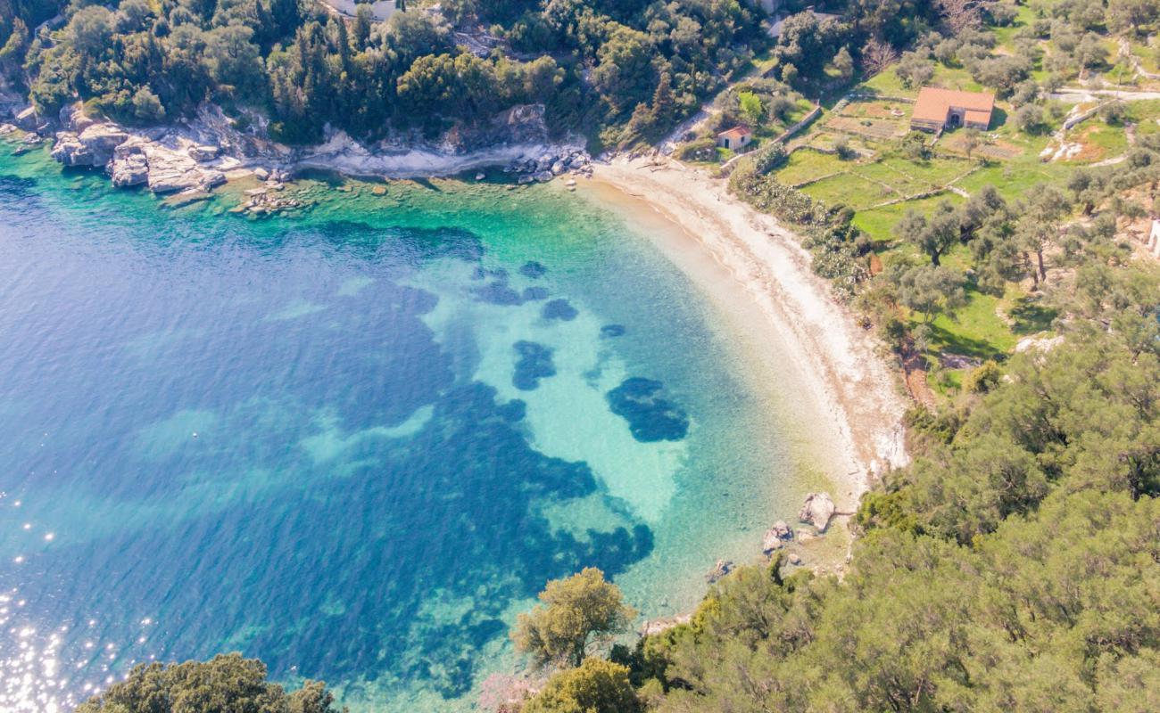 Фото Gialiskari beach с светлая галька поверхностью