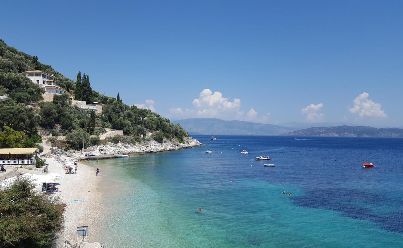 Фото Kaminaki  beach с белая чистая галька поверхностью