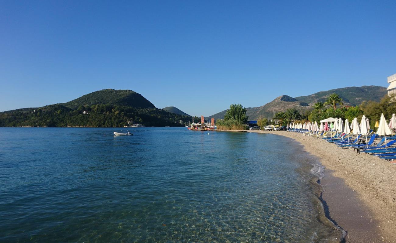 Фото Nydri beach с белая чистая галька поверхностью