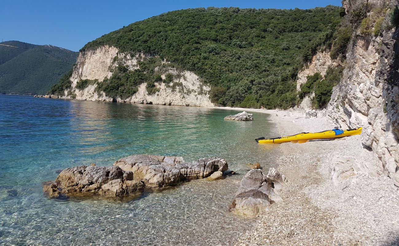 Фото Lakka Beach с белая чистая галька поверхностью