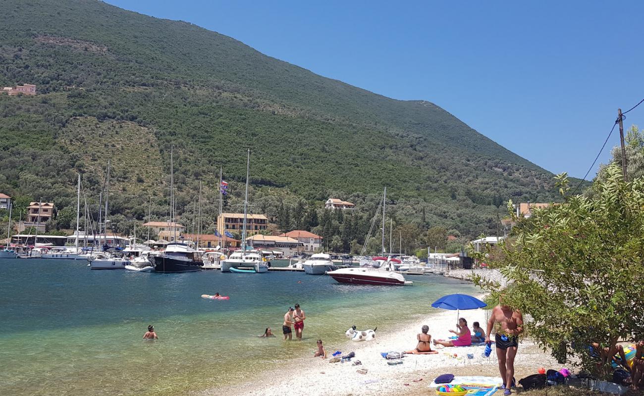 Фото Sivota beach с белая чистая галька поверхностью