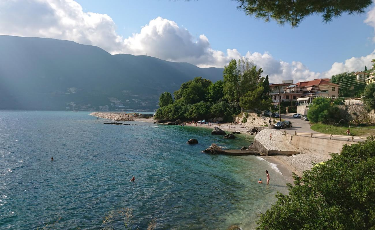 Фото Small Vasiliki с песок с галькой поверхностью