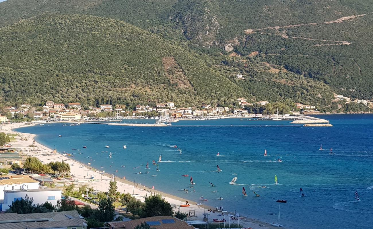 Фото Vasiliki Beach с белая чистая галька поверхностью