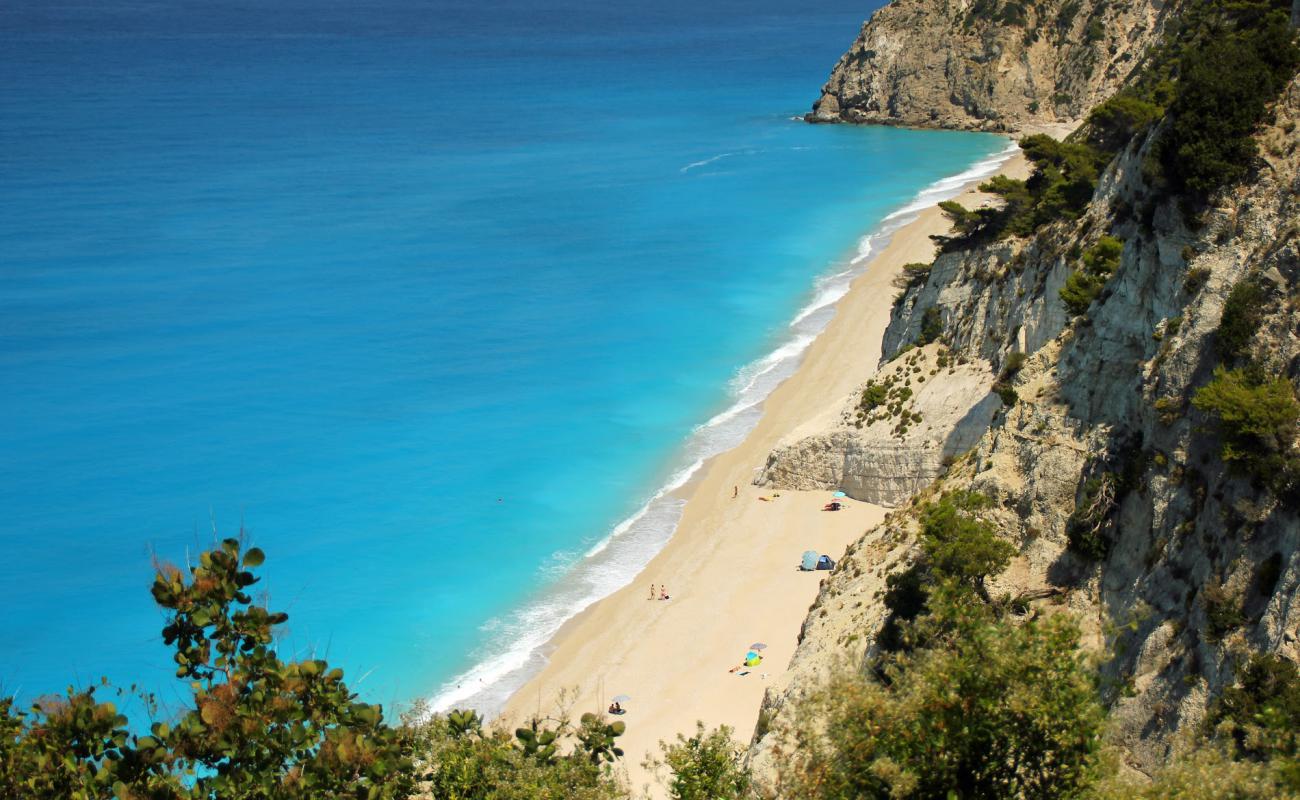 Фото Egremni Beach с белая чистая галька поверхностью