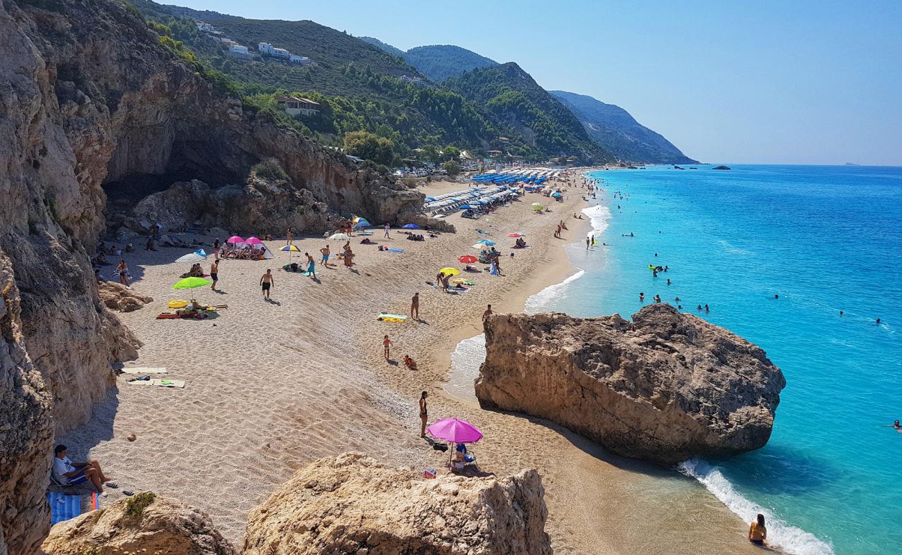 Фото Kathisma Beach с белая чистая галька поверхностью