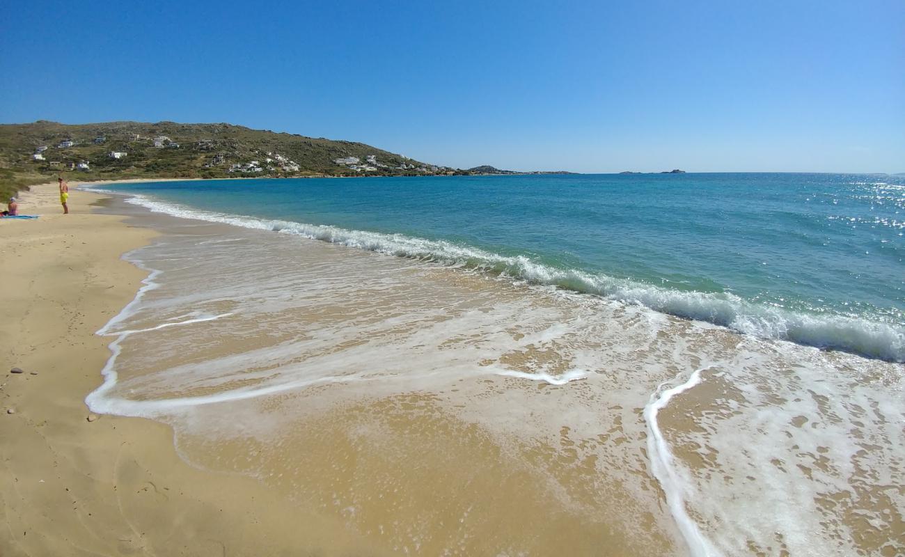 Фото Plaka Beach с золотистый песок поверхностью