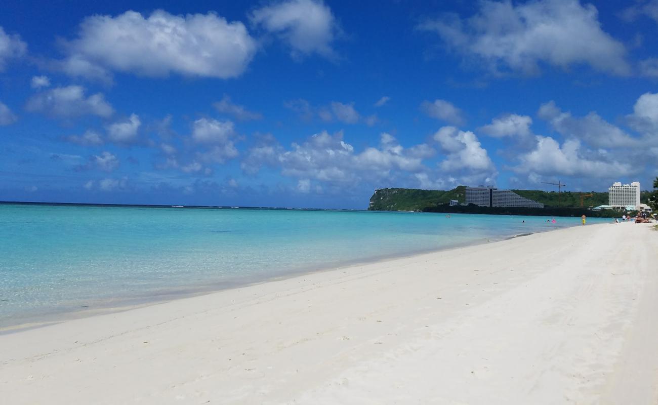 Фото Fujita Beach с белый чистый песок поверхностью