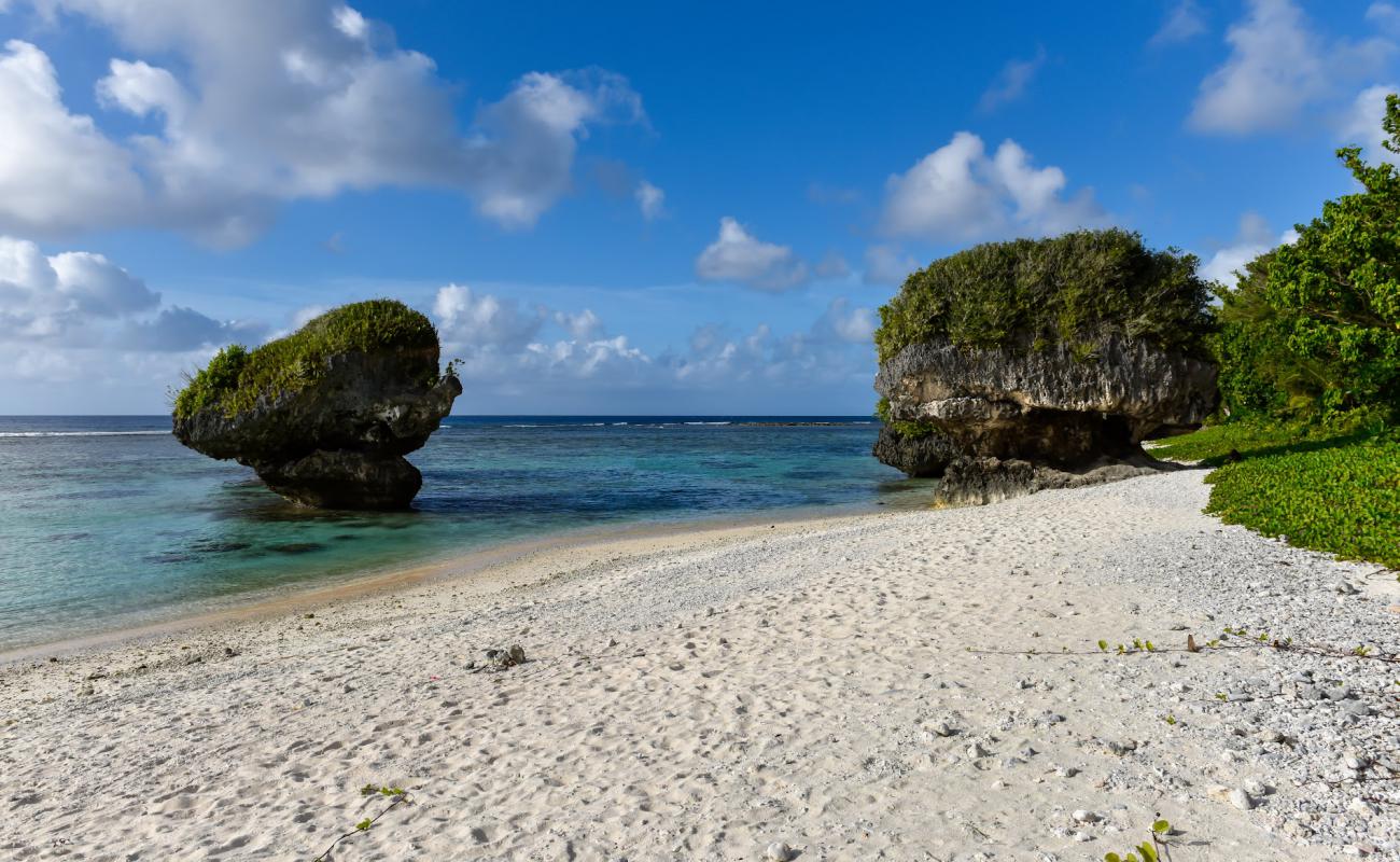 Фото Mushroom Rock Beach с песок с камнями поверхностью