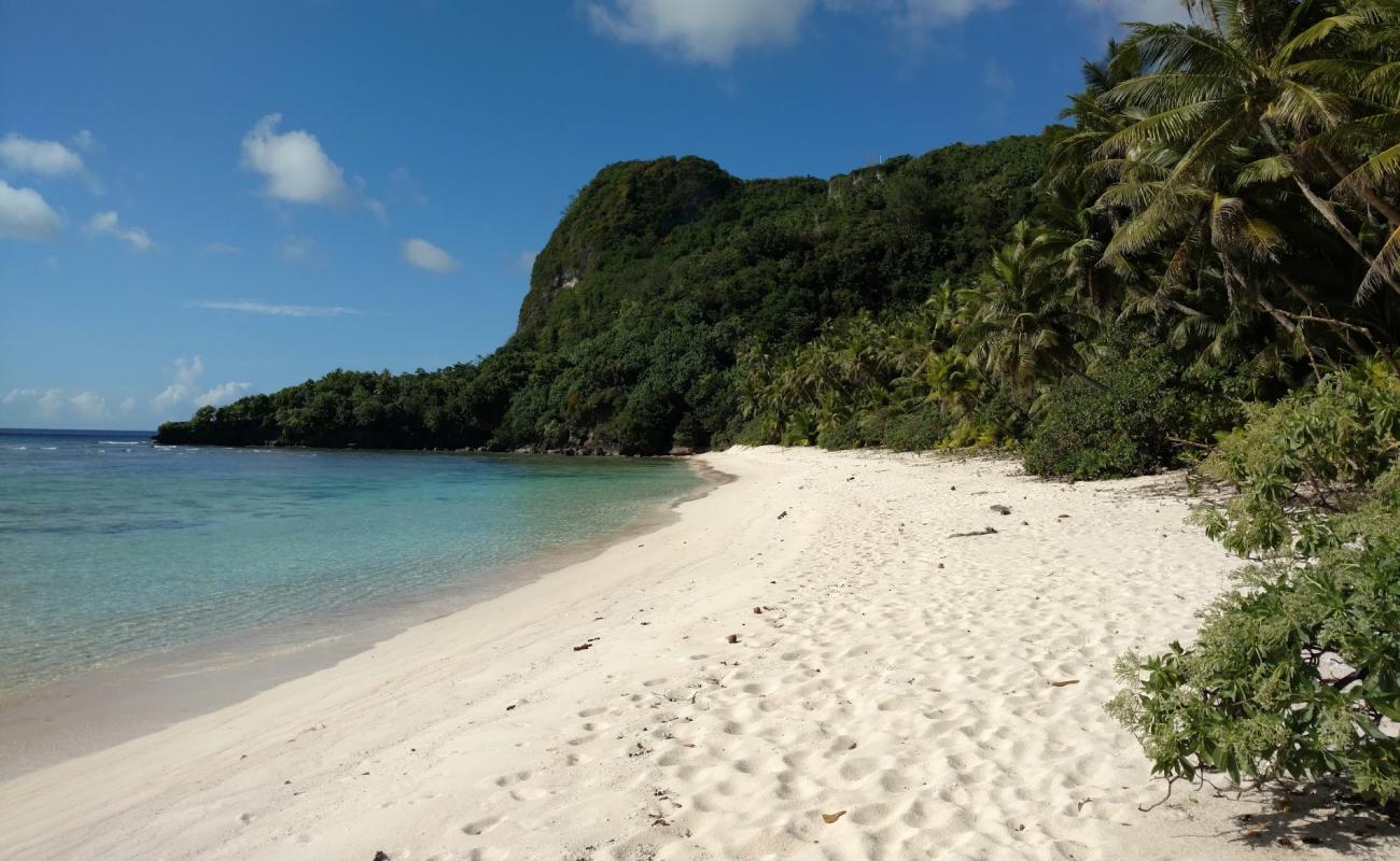 Фото Haputo Beach с песок с камнями поверхностью