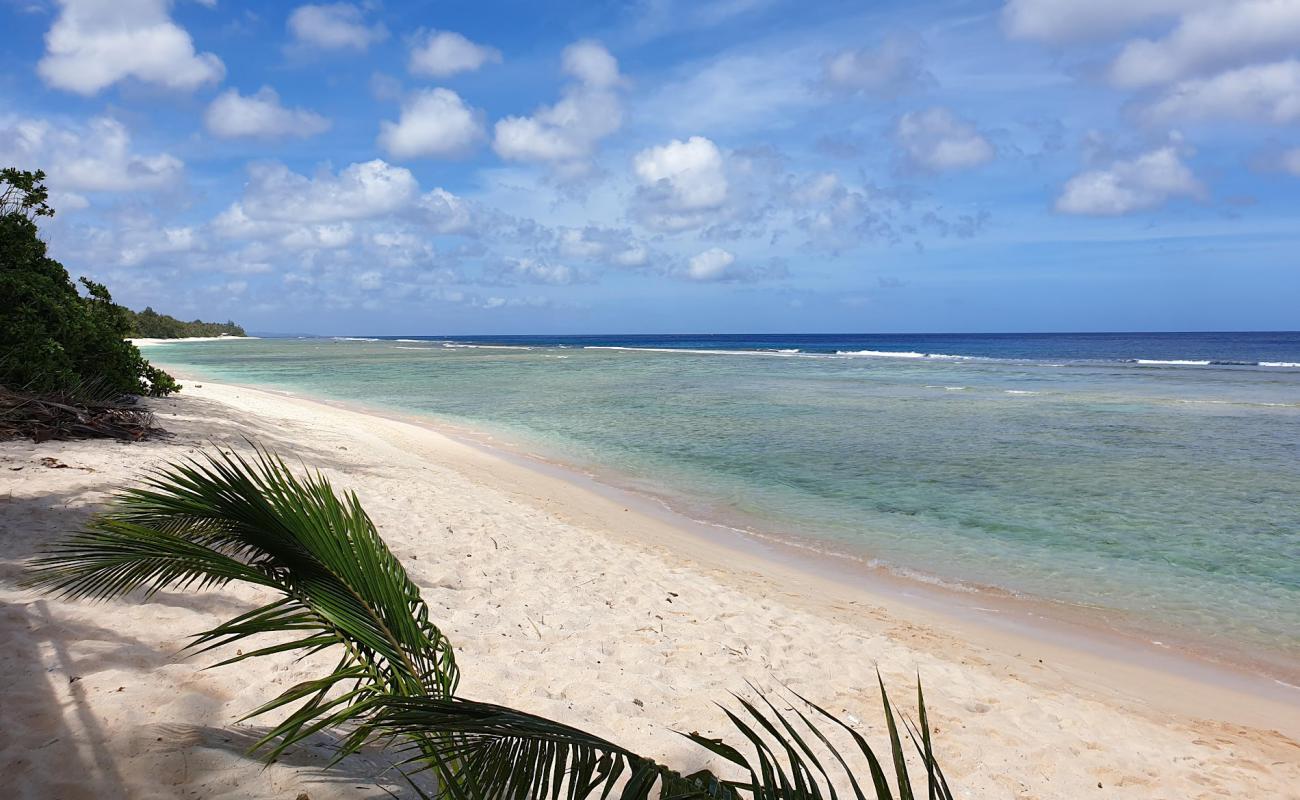 Фото Guam Star Sand с песок с камнями поверхностью