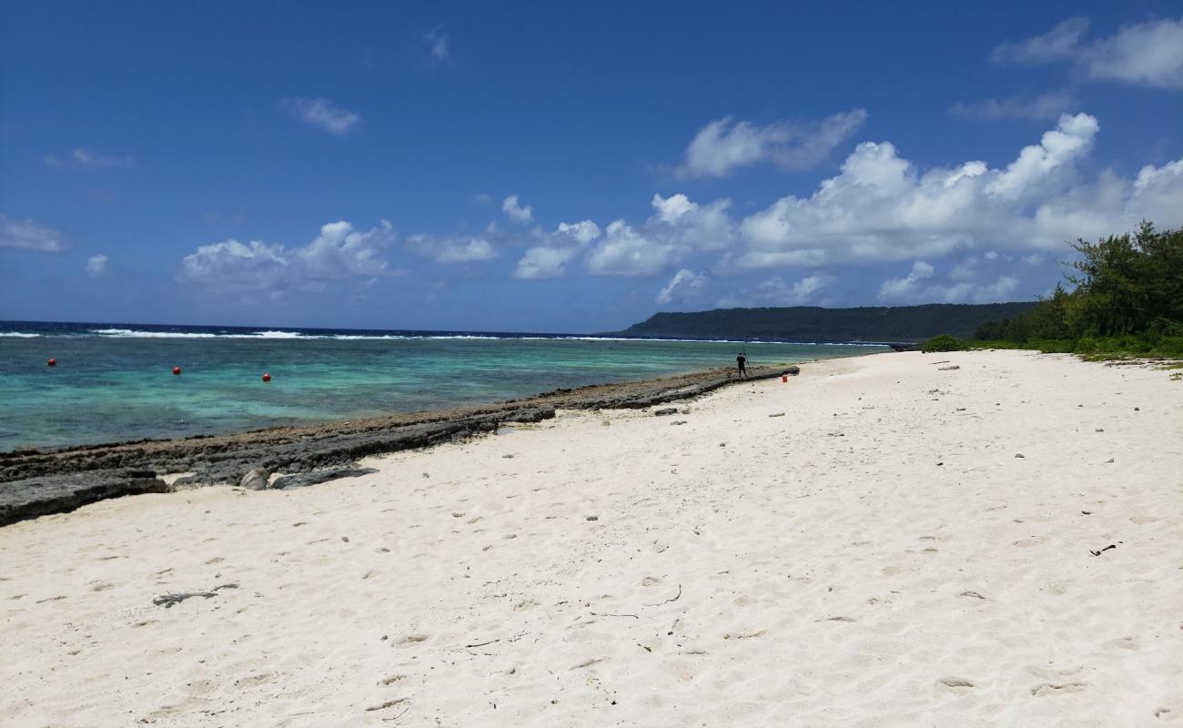 Фото Tarague Beach с песок с камнями поверхностью