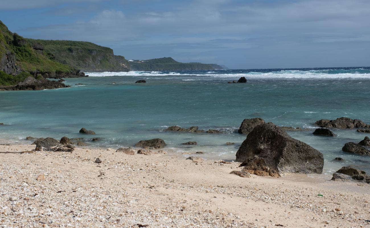 Фото Taga'chang Beach с песок с камнями поверхностью