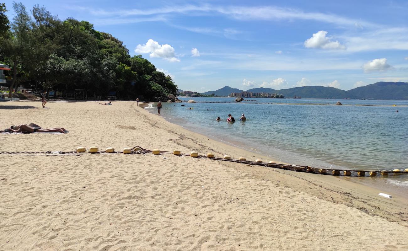 Фото Kadoorie Beach с светлый песок поверхностью