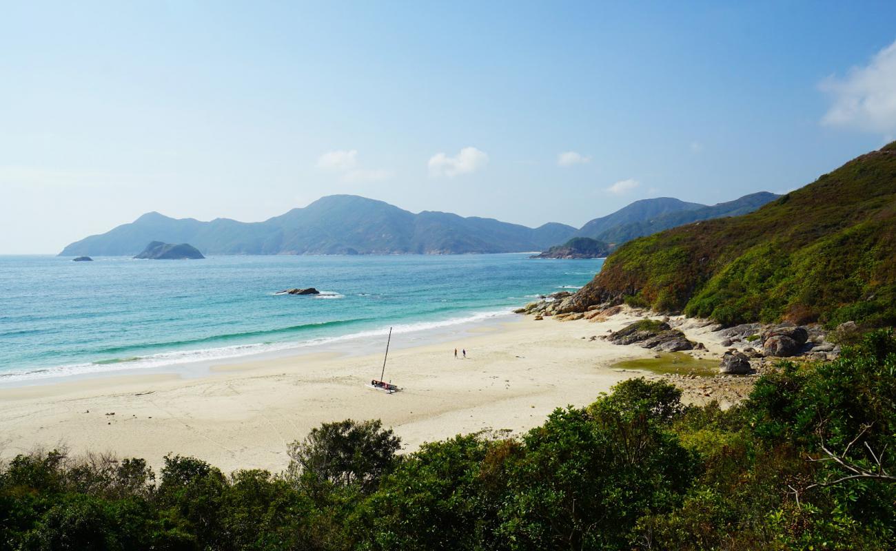 Фото Tung Wan Beach с светлый песок поверхностью