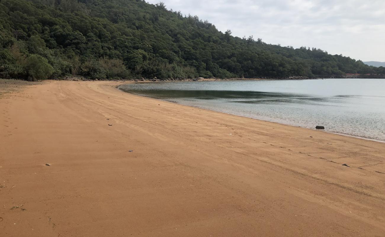 Фото Wan Tsai Beach с светлый песок поверхностью