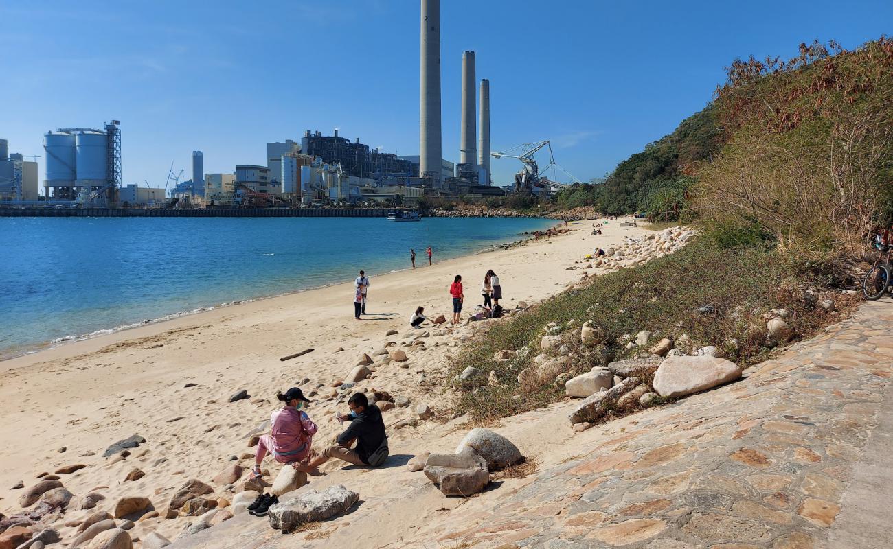 Фото Lamma Power Station Beach с светлый песок поверхностью