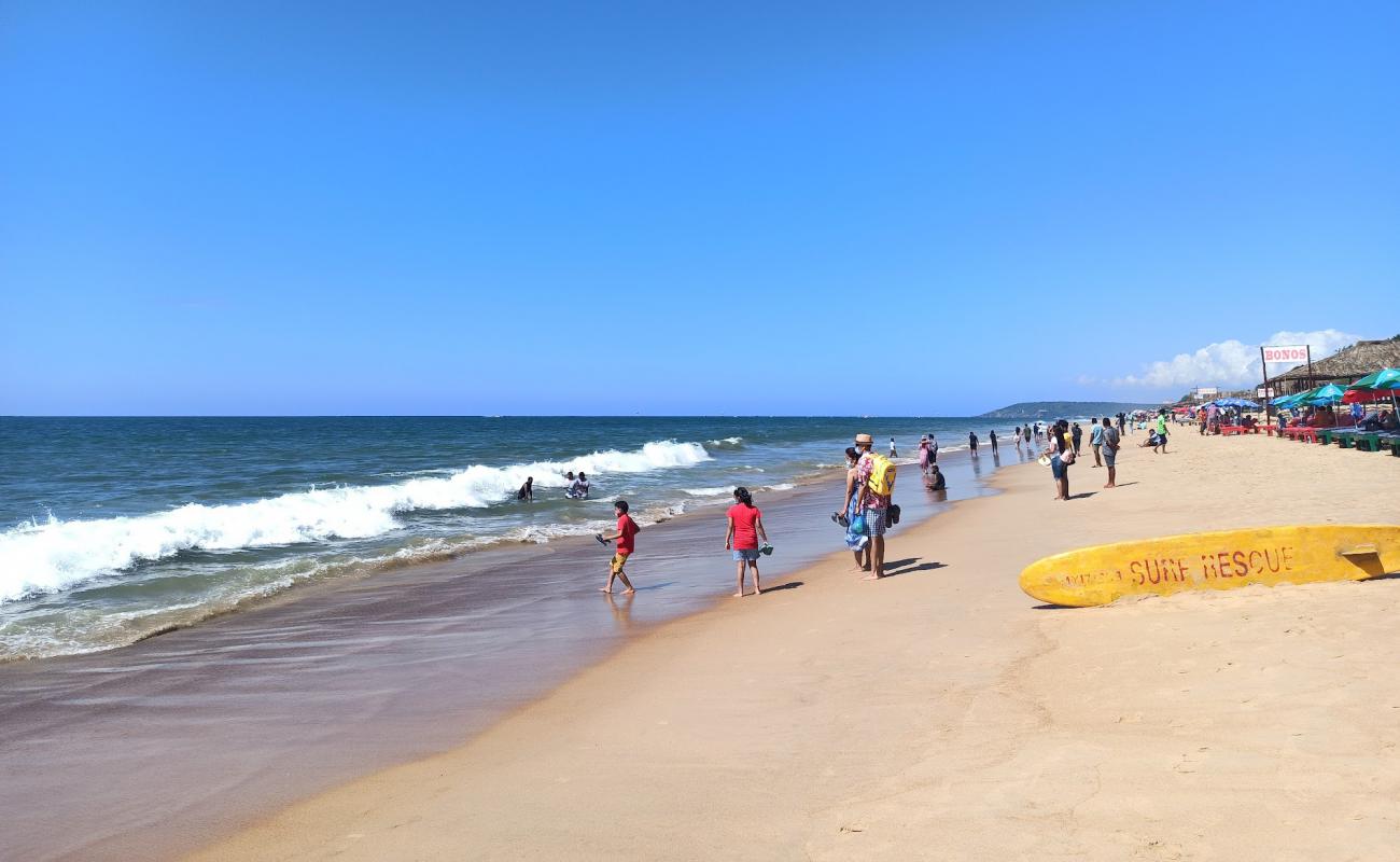 Фото Candolim Beach с светлый песок поверхностью