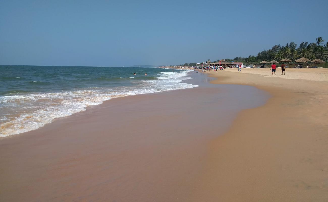 Фото Sinquerim Beach с светлый песок поверхностью