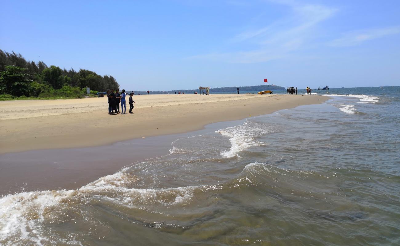 Фото Miramar Beach с светлый песок поверхностью