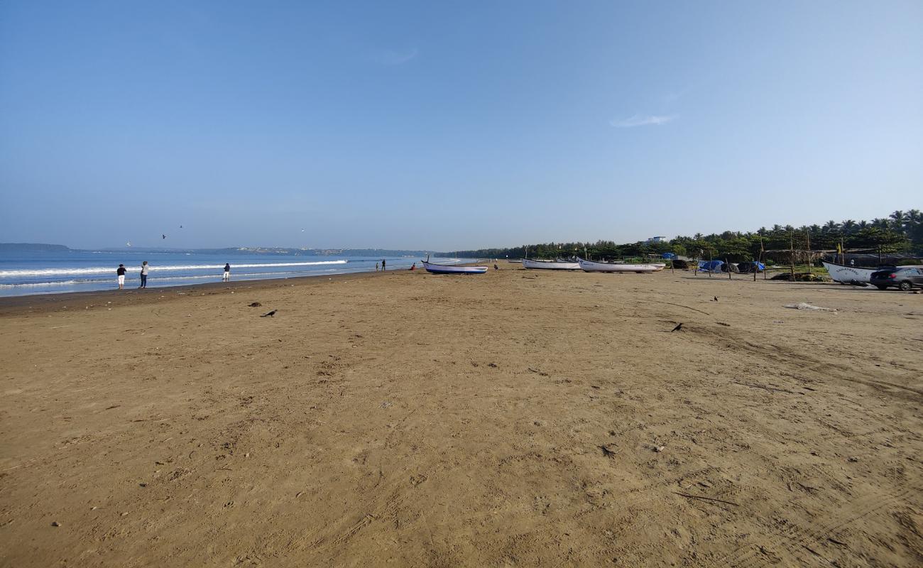 Фото Caranzalem Beach с светлый песок поверхностью