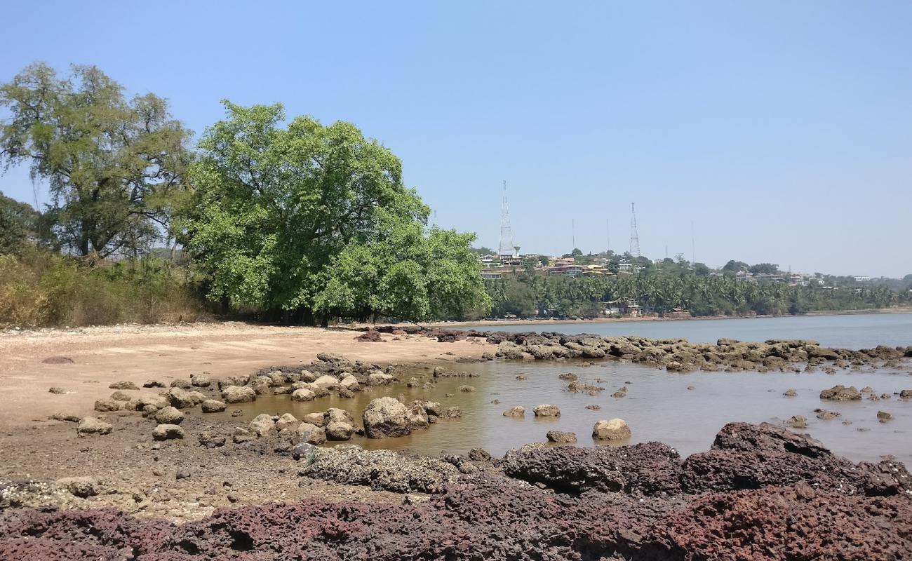 Фото Cacra Beach с светлый песок поверхностью