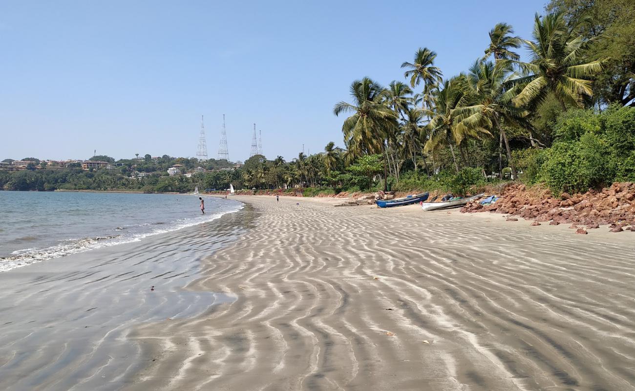 Фото Bambolim Beach с светлый песок поверхностью