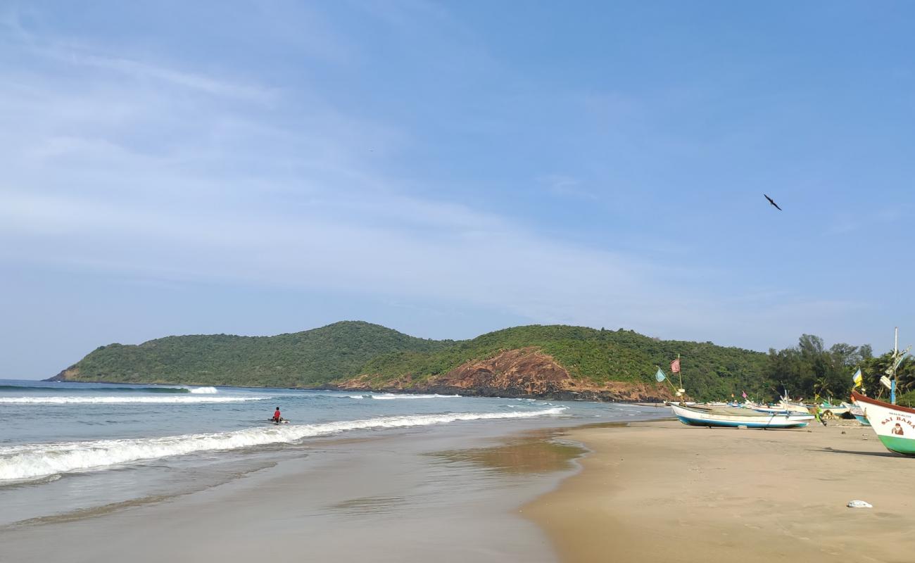 Фото Dandebag Beach с золотистый песок поверхностью