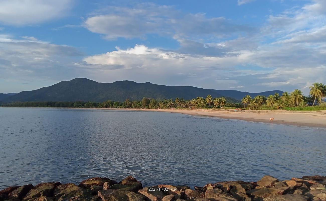 Фото Harwada Beach с светлый песок поверхностью