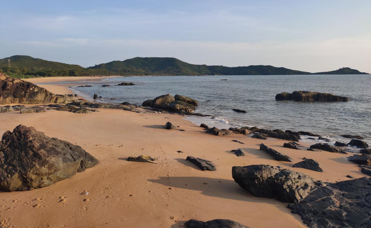 Фото Nadibhag beach с светлый песок поверхностью